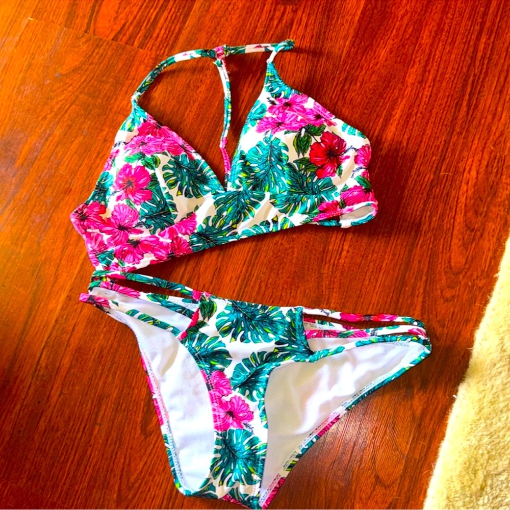 BNWOT cabana sol bikini with cool back top size medium bottom size small